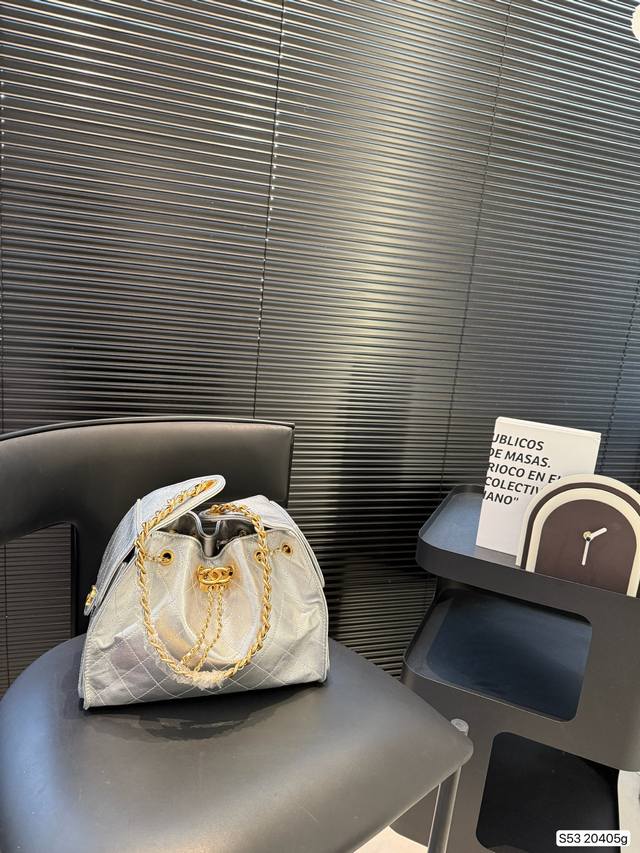 The Long-Awaited Chanel Tote Denim Is Full Of Fashion Sense And Practicality . I