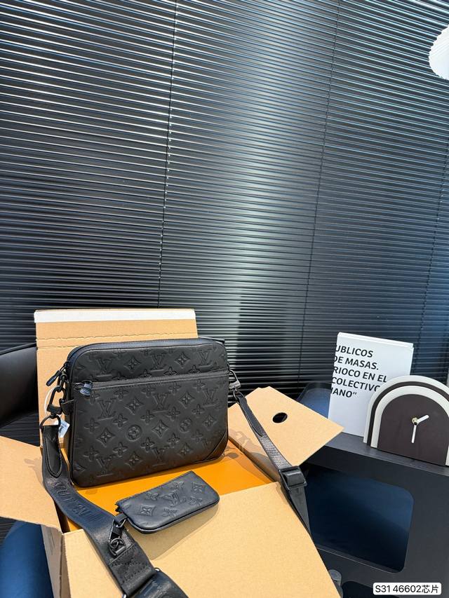With Airplane Box Folding Box Lv's New Men's Messenger Bag Is So Popular That It