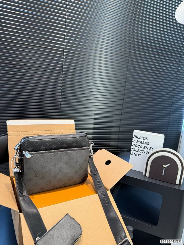 With Airplane Box Folding Box Lv's New Men's Messenger Bag Is So Popular That It