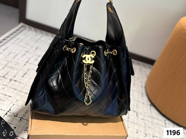 Gift Box The Long-Awaited Chanel Tote Is Full Of Fashion Sense And Practicality