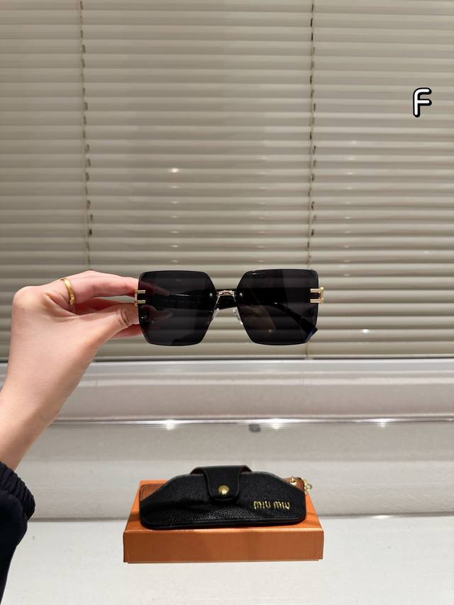 Big Brand Sunglasses Come With A Glasses Bag Can Be Used As A Pendant Comes With