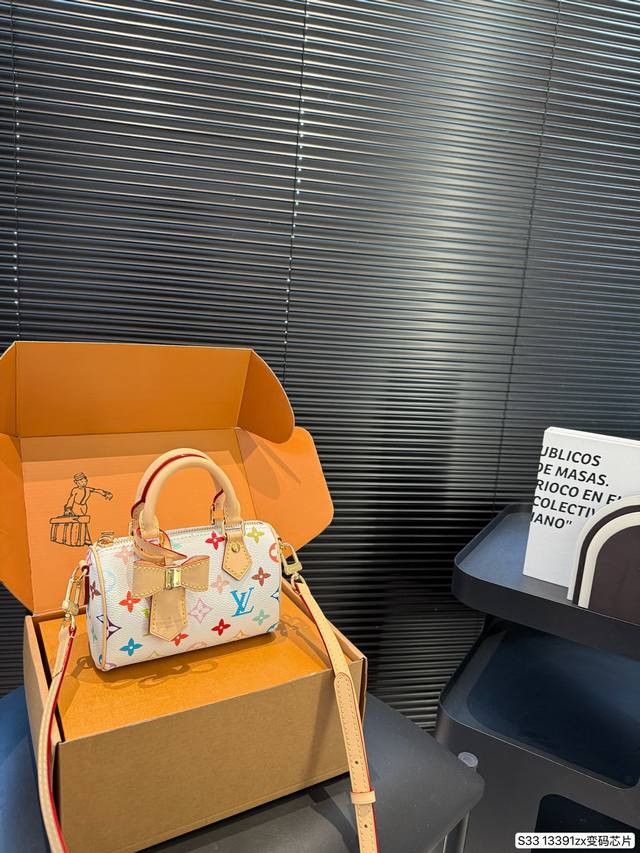With Airplane Box Folding Box Lv Pillow Bag Lv Beauty White Tri-Color Is Really