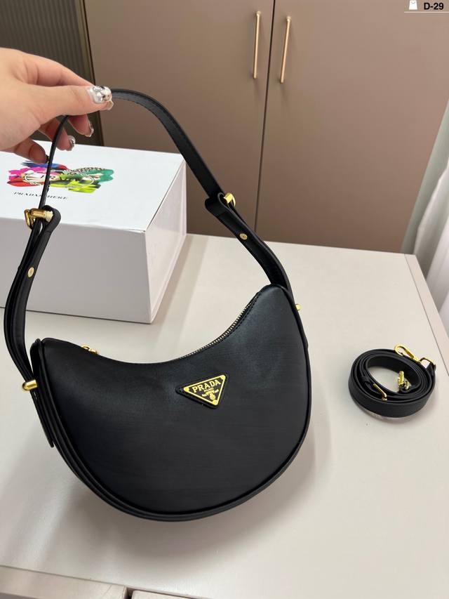 Prada Half-Moon Underarm Bag Boa Girl Must-Have Prada Cute Little Moon Bag Pet U