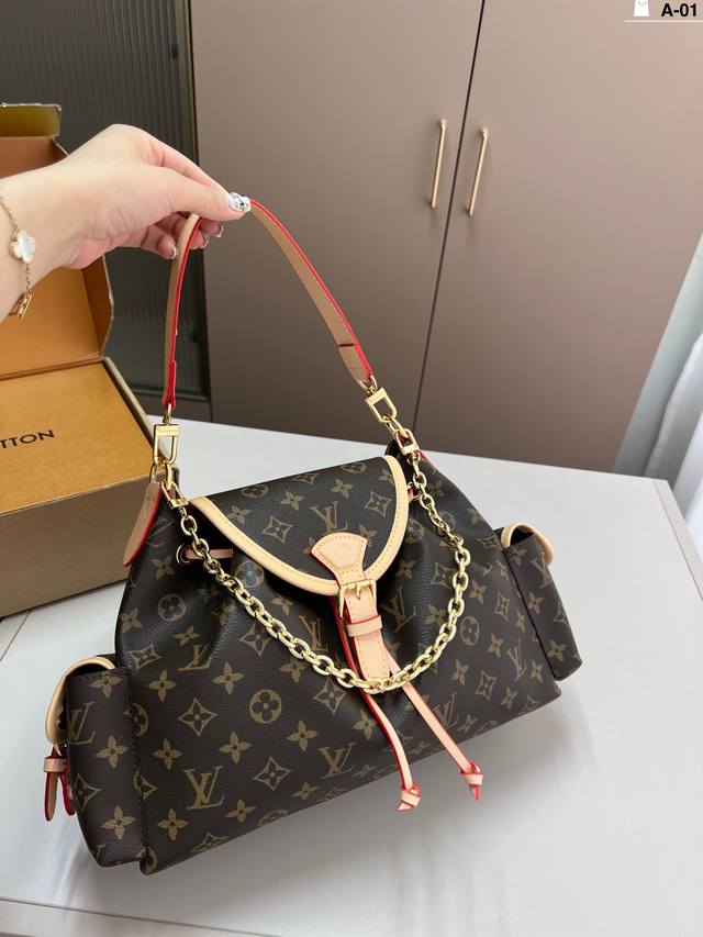 lv Louis Vuitton The Chain And Buckle Make The Whole Look More Refined The Sm