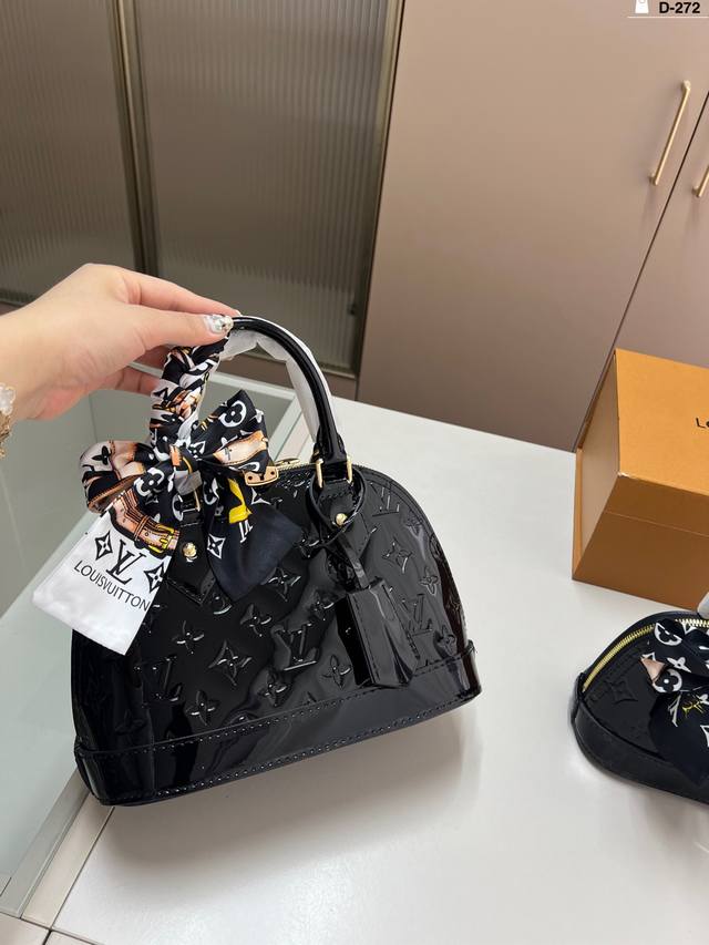 Big Lv New Shell Bag Very Advanced Can Be Salty Or Sweet Extreme Beauty Beautifu
