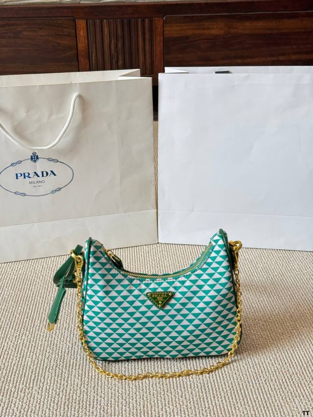 prada 3-In-1 Hobo Fashionable People Must Have 5 Stars To Recommend It. It Ha