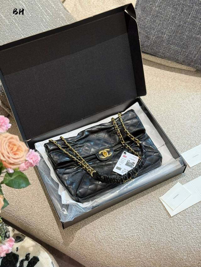 Multiple Ways Of Carrying And Matching Pleated Chanel Pleated Messenger Bag Inte