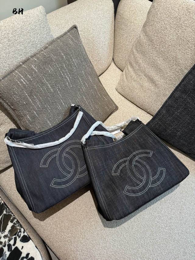 chanel Denim Tote Bag Is Fashionable And Versatile, And Can Hold A Lot Of Thi