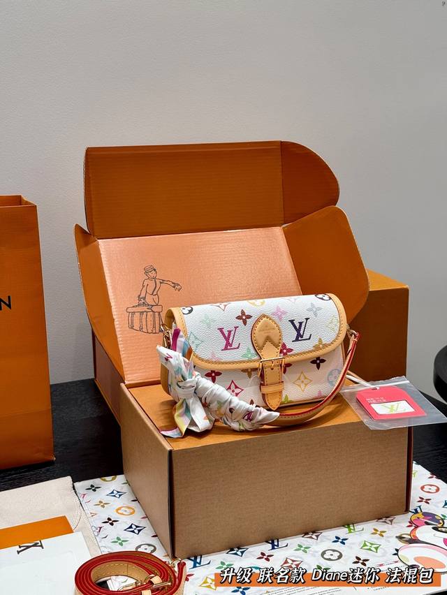 Full Gift Box Packaging With Silk Scarf Steel Hardware Chip Size 19*10Cm Lv Smal