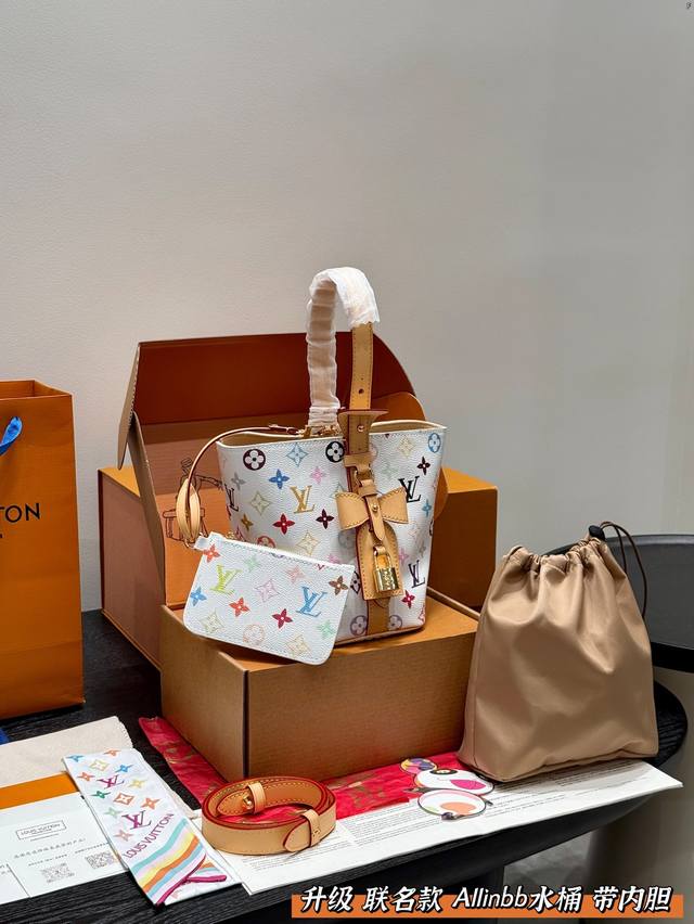 Full Gift Box Packaging With Liner And Silk Scarf Steel Hardware Size 17*18Cm Lv