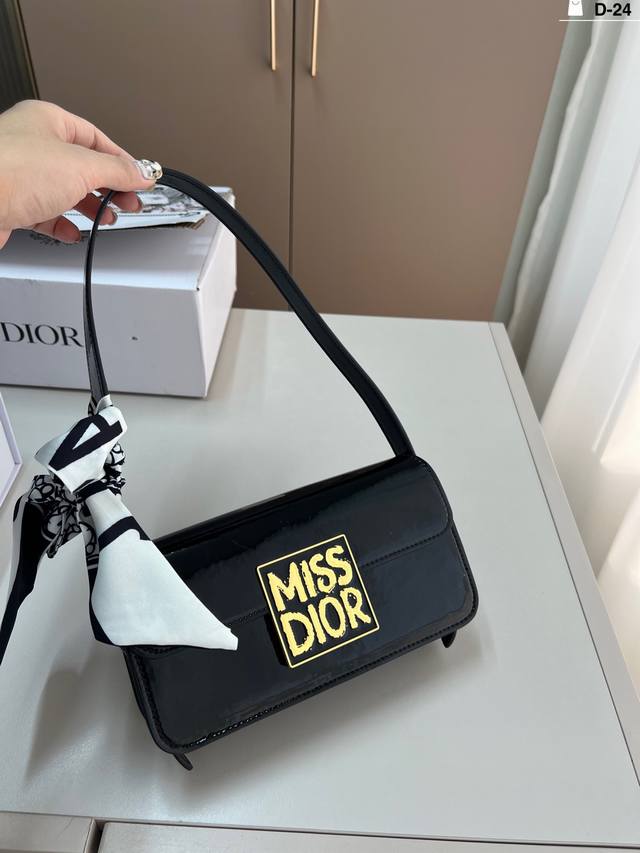Dior Dior Winter Underarm Bag Underarm Bag Low-Key And Textured Unique Artistic