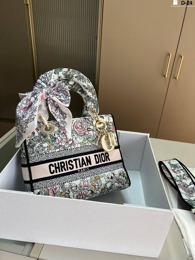 dior Dior Embroidered Princess Diana Bag Elegant And Elegant Texture Little F