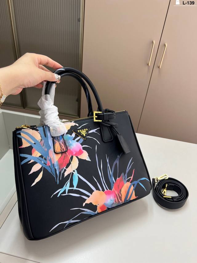 Prada Killer Bag Fashionable And Well-Matched Not Old-Fashioned L-139 Size 33 23