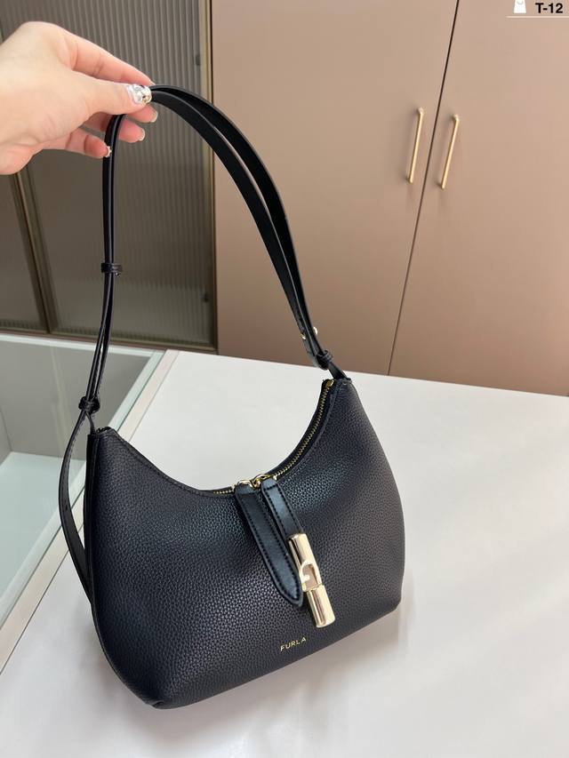 Furla Saddle Bag Small And Spacious Enough To Hold Daily Belongings T-12 Size 20