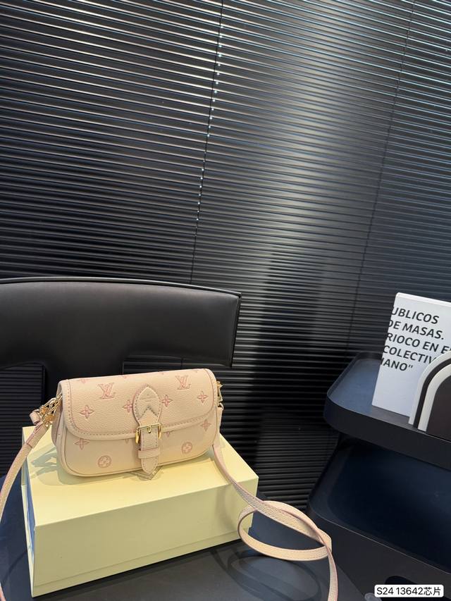 With Folding Box Mini Lv Baguette Bag Chip Version Is Simple And Comfortable To
