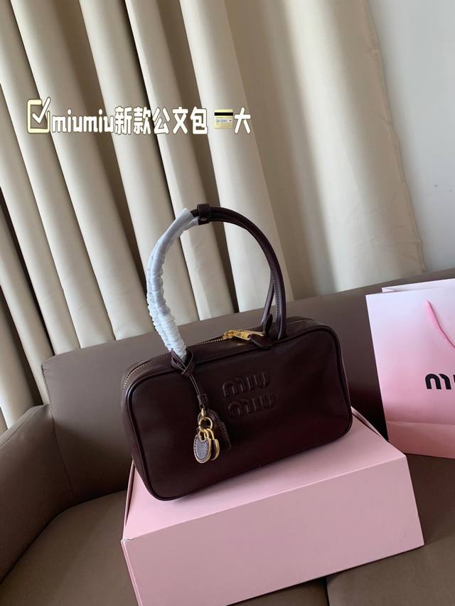 big Miumiu New Briefcase The Wind Is Blowing Too Hard This Year There Are So