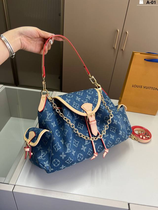 lv Louis Vuitton The Chain And Buckle Make The Whole Look More Refined The Sm