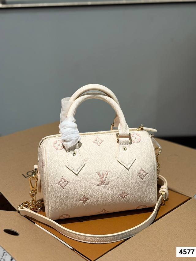 With Folding Box, A Dream Bag That Fills The Hearts Of Girls. Lv Speedy Pillow B