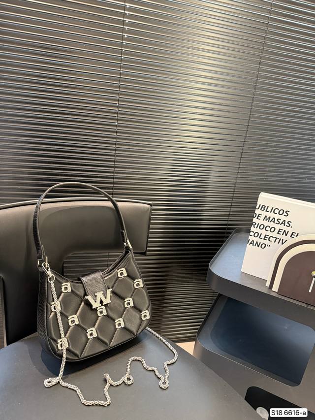 Early Spring Alexander Wang's New Hobo Bag Has A Classic Design And A New Shape.