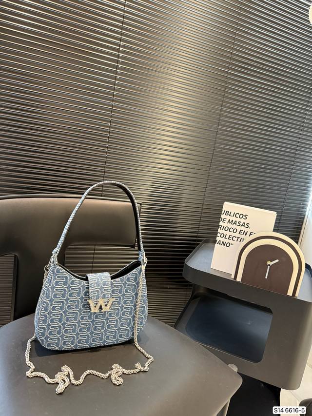 Early Spring Alexander Wang's New Hobo Bag Classic Design The New Bag Shape Is V