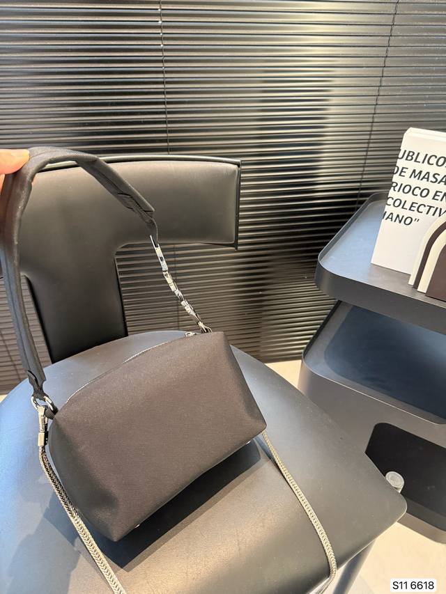 King Square Bag Is Soft And Its Advantage Is That It Is Not Fixed. It Feels Lazy
