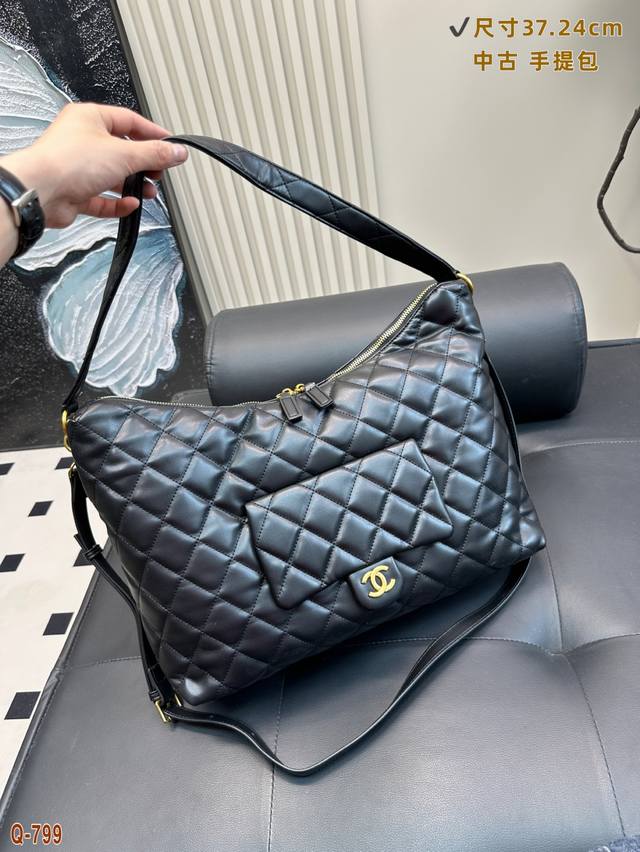 Chanel 23B Large Capacity Hippie Hobo Second-Hand Handbag Underarm Bag With A Ve