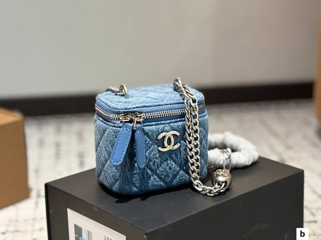 With Box Valentine's Day A Chanel Heart Golden Ball Cosmetic Bag Denim Anyways T