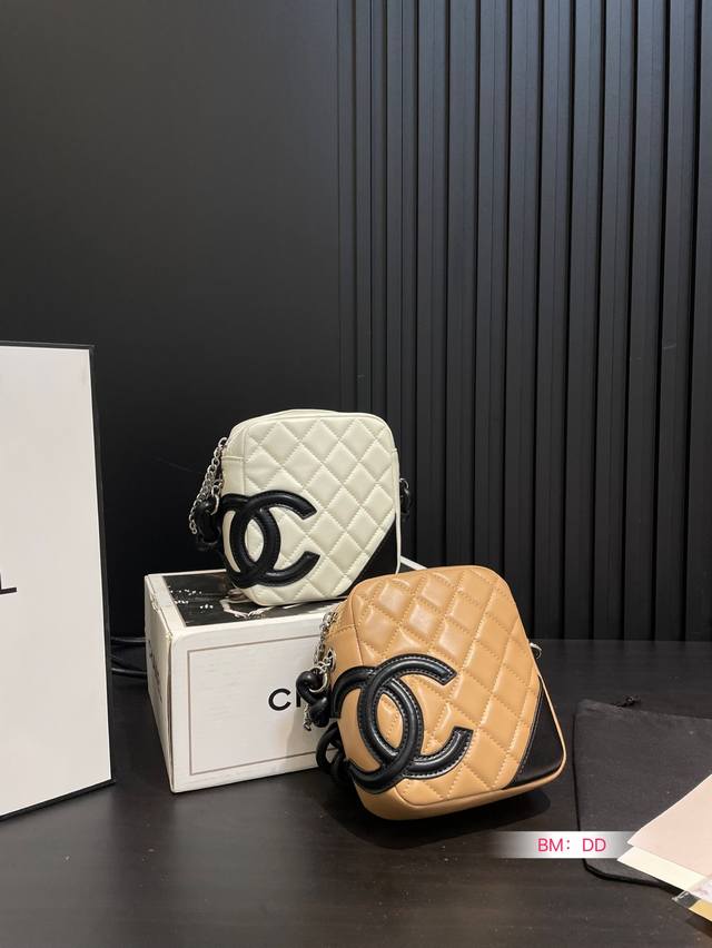 Chanel Confort Camera Bag With Box Can Be Easily Matched With Any Combination Lo