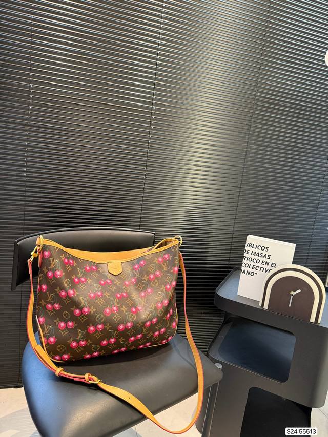 lv Tote Is Versatile And Practical. It Can Be Sweet Or Salty, Cool And Sassy.