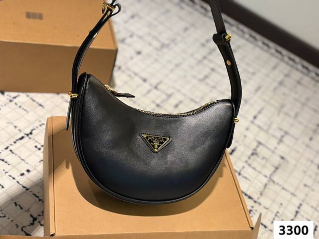 With Box Prada Underarm Bag The Color Highlights The Fashionable Style Suitable