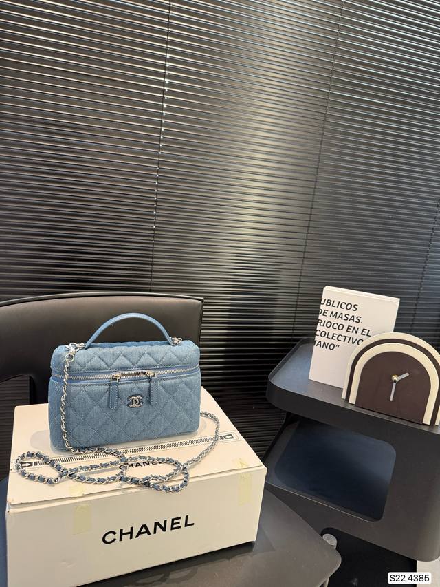 With Airplane Box Folding Box Chanel Cosmetic Bag. The Texture Is Very High-End