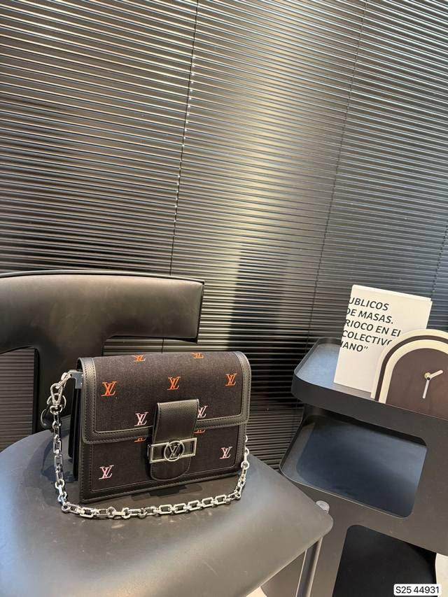 louis Vuitton Catwalk Dauphine Daphne Messenger Bag Is A Versatile Match For