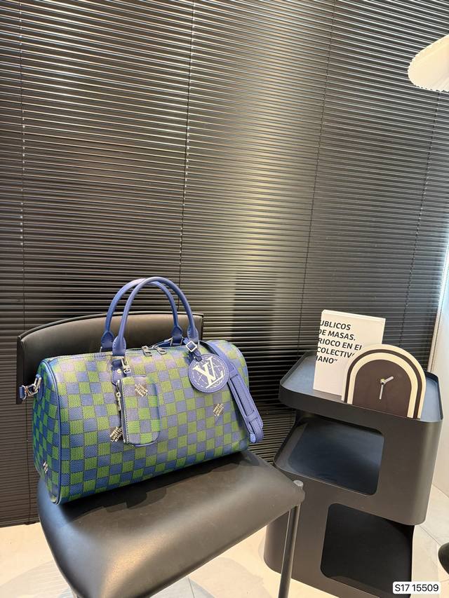 lvthe Pillow Bag Is An Ideal Urban Bag. The Iconic Shape And Classic Monogram