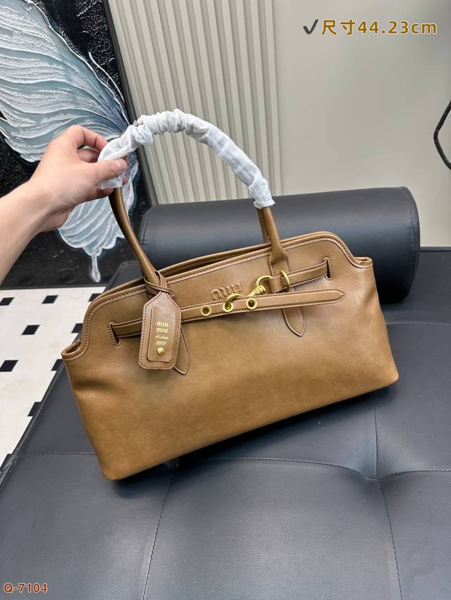 miumiu Miu Miu Shell Bag Horizontal Version Looks Very Relaxed And Comfortabl
