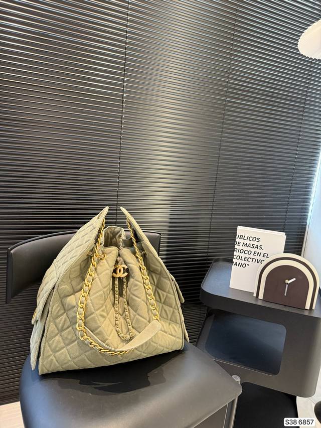 The Long-Awaited Chanel Tote Denim Is Full Of Fashion Sense And Practicality . I