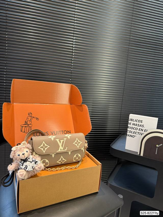 With Airplane Box Folding Box Lv Ivy Is Really Good To Match The Upper Body Is E