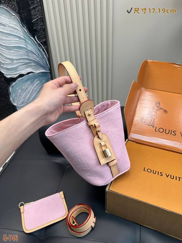 With Folding Box Lv New Denim Bucket Bag Is Versatile And Practical. The Large-C