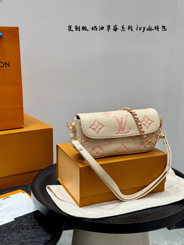 Full Gift Box Packaging Replica Leather Embossed Size 22*12Cm Cream Strawberry E
