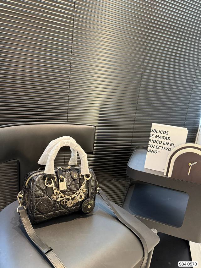 With Folding Box Dior Pillow Fashionistas' Favorite Pillow Bag Is Known To Be Du