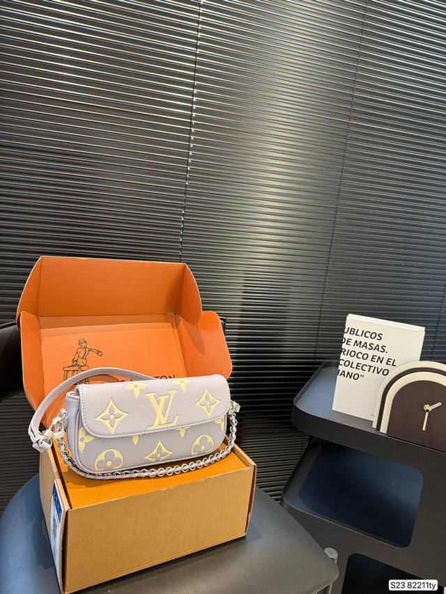 With Airplane Box Folding Box Lv Ivy Is Really Good To Match The Upper Body Is E