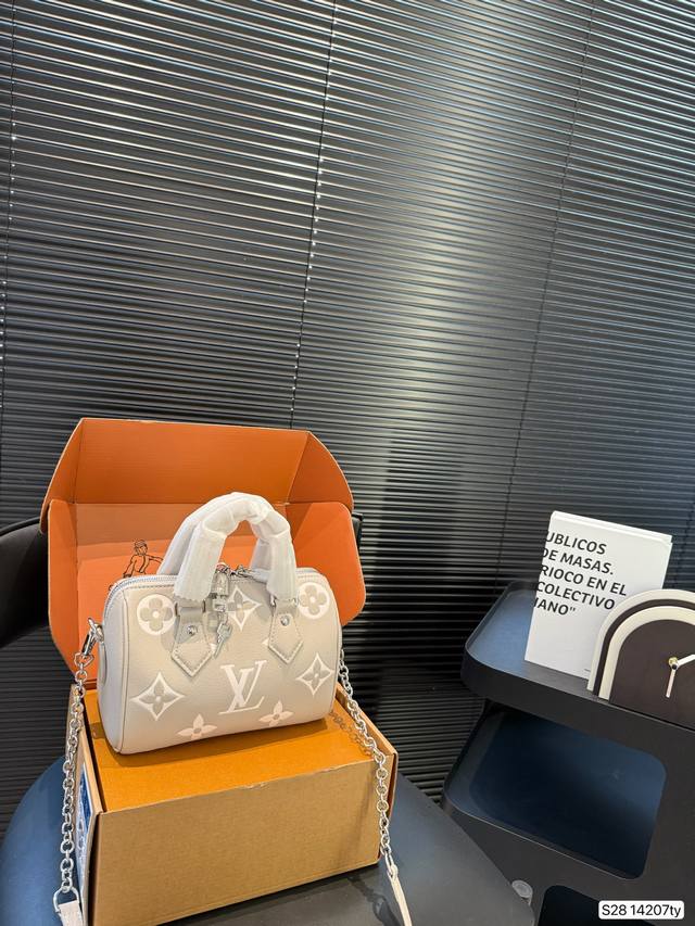 With Airplane Box Folding Box All Steel Hardware Lv Pillow Bag Sweet And Cool Al