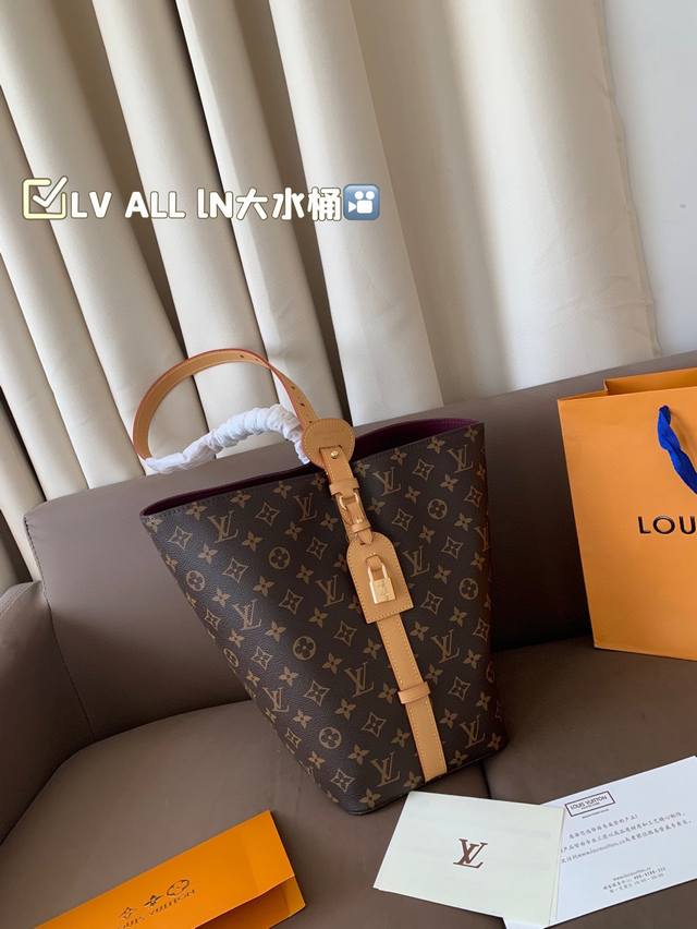 lv All Ln Large Bucket With Adjustable Shoulder Straps To Fill The Space And