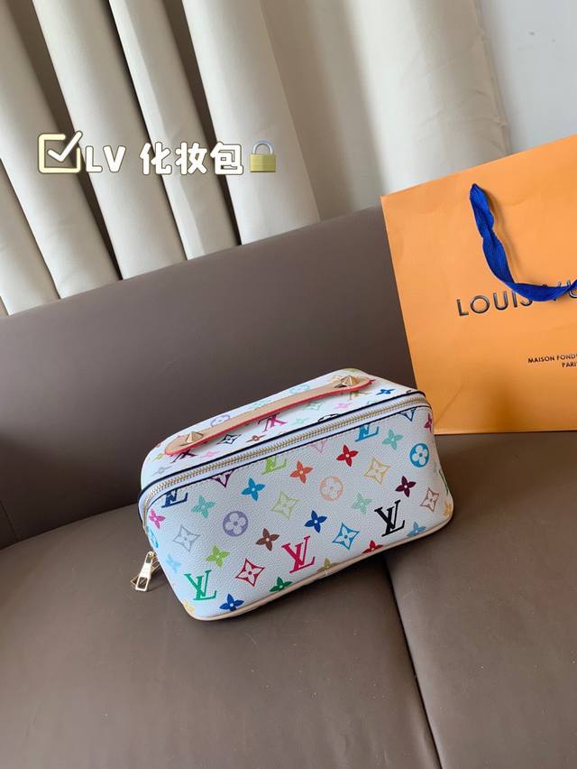 lv Cosmetic Bag Lv Beauty White Tri-Color Is So Beautiful. Each One Of The Wh