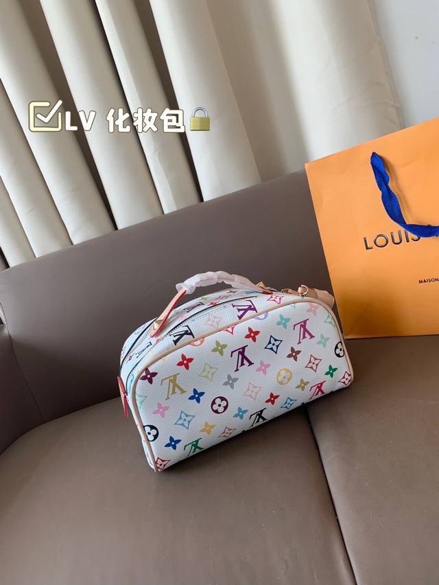lv Cosmetic Bag Lv Beauty White Tri-Color Is So Beautiful. Each One Of The Wh