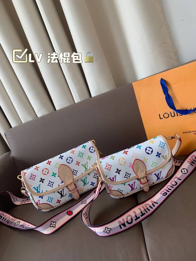 With Folding Box Lv Baguette Lv Beauty White Tri-Color Is Really Beautiful. Each