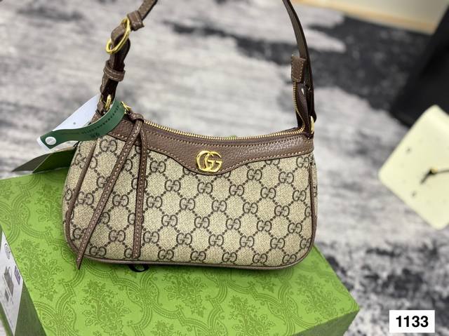 Full Package Gucci's New Armpit Bag Is Here It's So Beautiful, So Beautiful, So