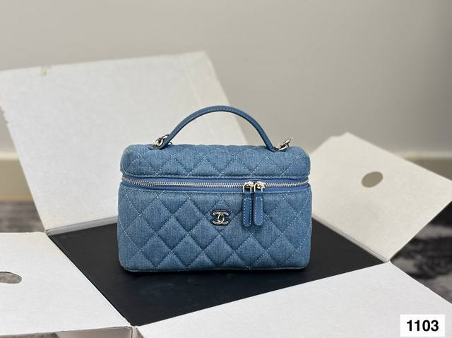 With Airplane Box Folding Box Chanel Cosmetic Bag. The Texture Is Very High-End