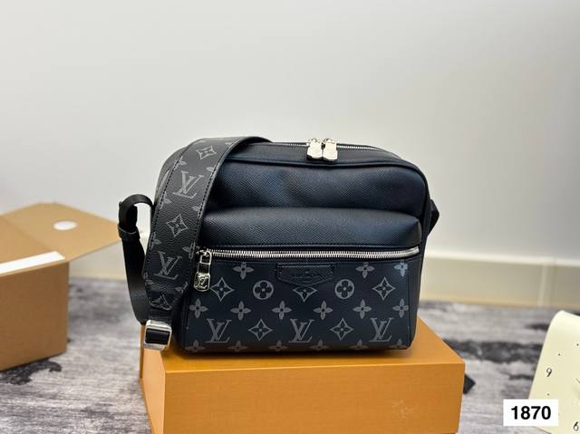 lv Outdoor Messenger Bag Specifications: L26.0Xh20.0Xw10.5Cm Men's Bag Recomm