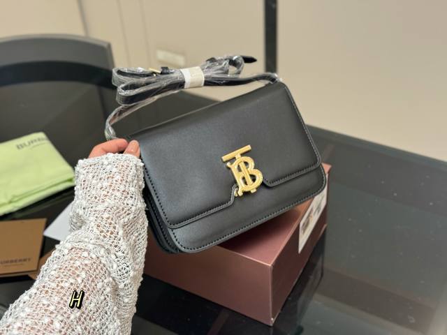 Replica Burberry's New Tb Tofu Bag The Latest Model Of Tb Exclusive Logo Lock Ba