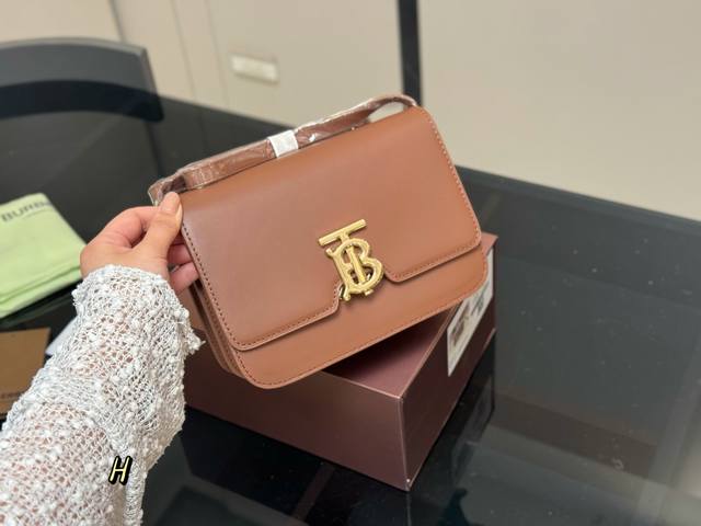 Replica Burberry's New Tb Tofu Bag The Latest Model Of Tb Exclusive Logo Lock Ba